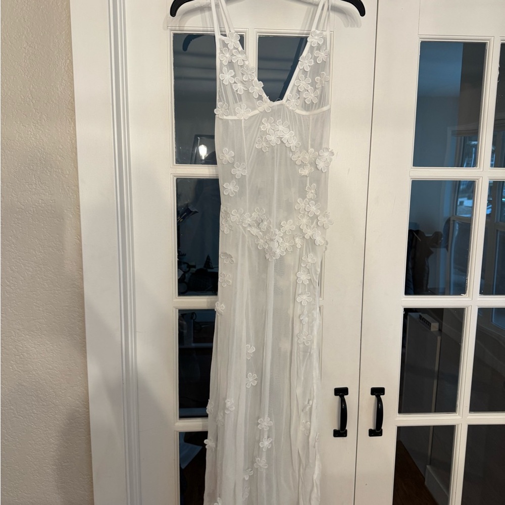 Chic White Floral Lace Midi Dress